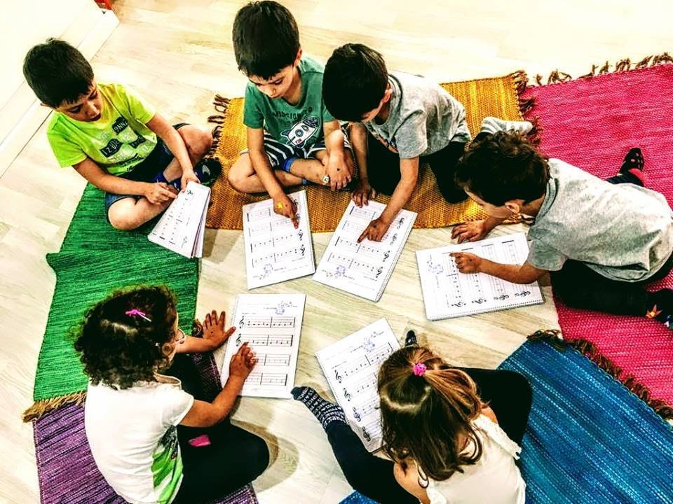 Desarrollo de una clase de música infantil Mago Diapasón